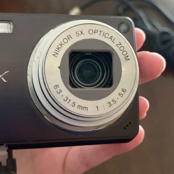 Nikon Coolpix Digital Camera with Charger - Picture 7 of 8